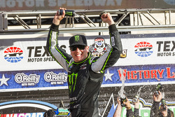 Kyle Busch celebra