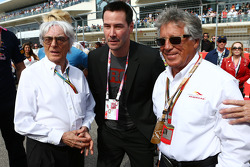 (I a D): Bernie Ecclestone, con Keanu Reeves, Actor y Mario Andretti, Circuito de las Américas' Embajador Oficial en la parrilla