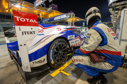 #8 Toyota Racing Toyota TS 040 - Hybrid: Anthony Davidson, Sébastien Buemi