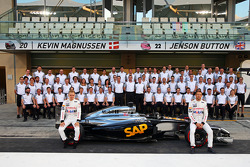 (Links naar rechts): Kevin Magnussen, McLaren en teamgenoot Jenson Button, McLaren, tijdens een team