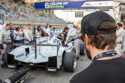 Fernando Alonso estudiando la puesta a punto del #14 Porsche Team Porsche 919 Hybrid