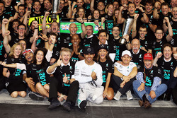 El ganador y campeón del mundo Lewis Hamilton, Mercedes AMG F1 celebra con el equipo