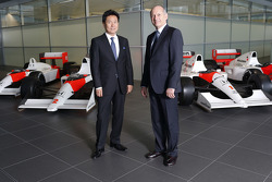 Yasuhisa Arai, 本田赛车首席执行官,简森·巴顿,凯文·马格努森,费尔南多·阿隆索,和罗恩·丹尼斯,迈凯伦主席和CEO
