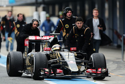 Pastor Maldonado, de Lotus F1 E23, es empujado por a pits por sus mecánicos
