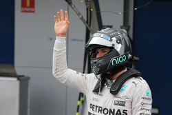 Nico Rosberg, de Mercedes AMG F1, llega a los pits luego de tener problemas en el circuito