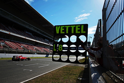 Boxentafel für Sebastian Vettel, Ferrari SF15-T