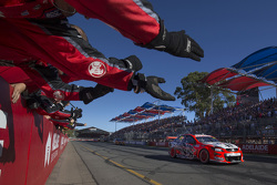 James Courtney, Holden Racing, gana la carrera