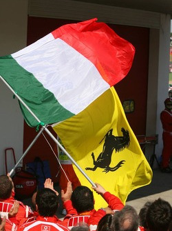 Ferrari-Teammitglieder feiern