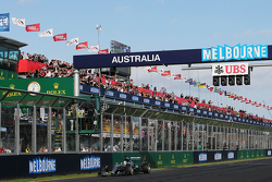 El ganador de la carrera, Lewis Hamilton, Mercedes AMG F1 W06, se lleva la bandera a cuadros al fina