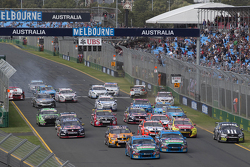 Start: Mark Winterbottom, Prodrive Racing Australia Ford leidt terwijl Marcos Ambrose crasht
