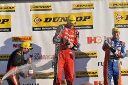 Carrera 3 Podio primero Matt Neal, segundo Jack Goff, tercero Aron Smith