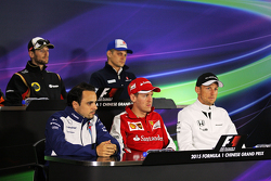 Felipe Massa, Williams; Sebastian Vettel, Ferrari; y Jenson Button, McLaren en la conferencia de prensa