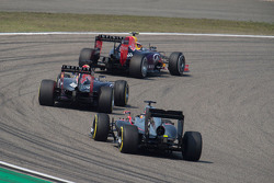 Daniil Kvyat, Red Bull Racing RB11, vor Daniel Ricciardo, Red Bull Racing RB11, und Fernando Alonso,
