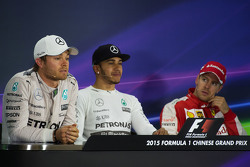 La conferencia de prensa de la FIA: Nico Rosberg Mercedes AMG F1, segundo lugar; Lewis Hamilton Mercedes AMG F1, ganador de la carrera; Sebastian Vettel Ferrari, tercer lugar