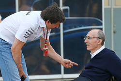 (Von links nach rechts): Toto Wolff, Mercedes-Sportchef, mit Frank Williams, Williams-Teameigner