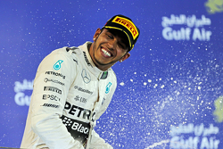 Ganador de la carrera Lewis Hamilton, Mercedes AMG F1 celebra en el podio
