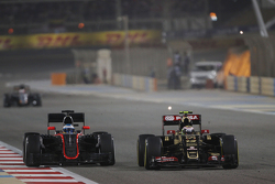 Häkkinen s'attend à plusieurs années sans victoire pour Alonso F1-bahrain-gp-2015-fernando-alonso-mclaren-mp4-30-and-pastor-maldonado-lotus-f1-e23-battle