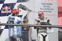 Podio: ganador Valentino Rossi, de Yamaha Factory Racing y tercer lugar Cal Crutchlow, equipo LCR
