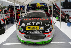 Auto de Irwin Vences,M Racing en pits