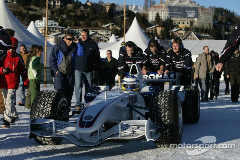 Нік Хайдфельд за кермом боліда BMW Sauber F1 зі спеціальними шинами Bridgestone у Сент-Морітці