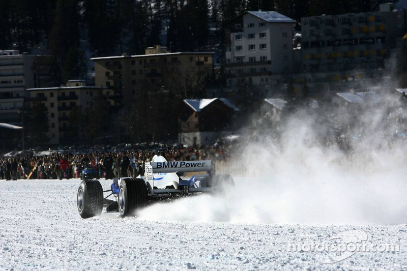 Нік Хайдфельд за кермом боліда BMW Sauber F1 зі спеціальними шинами Bridgestone у Сент-Морітці