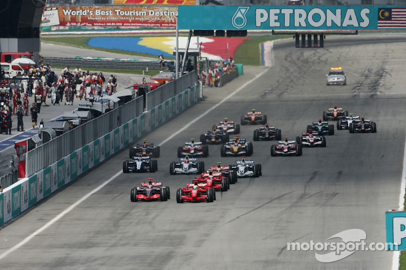 Старт: боротьба за лідерство між Фернандо Алонсо, McLaren Mercedes, MP4-22 та Феліпе Массою, Scuderi