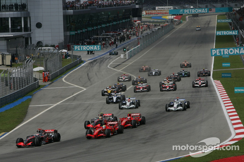 Старт: Фернандо Алонсо, McLaren Mercedes, MP4-22 попереду Феліпе Масси, Scuderia Ferrari та Льюіса Х
