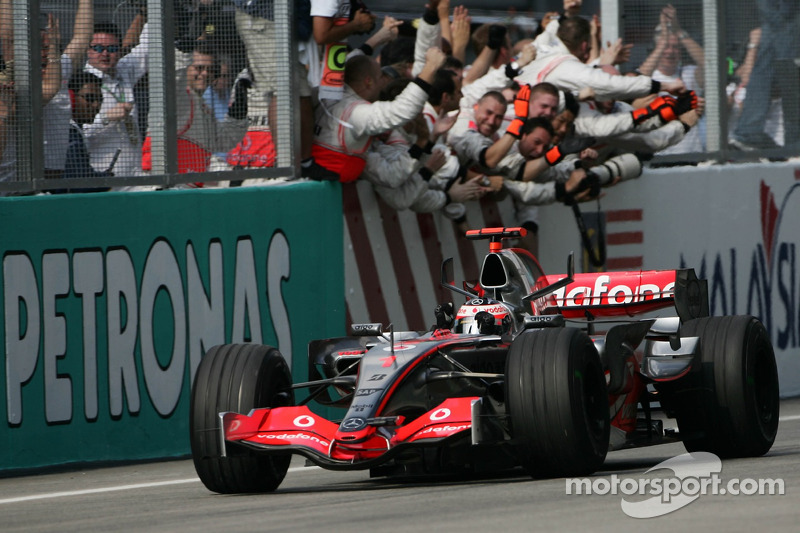Фернандо Алонсо, McLaren Mercedes, MP4-22 фінішує