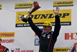 Ganador de la carrera Jason Plato
