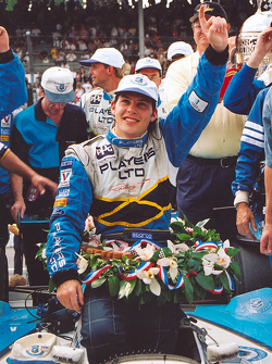 Racewinnaar Jacques Villeneuve viert feest