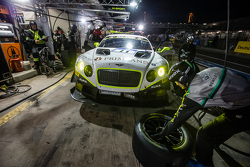 Pit stop per #11 Bentley Team HTP Bentley Continental GT3: Harold Primat, Christopher Brück, Clemens