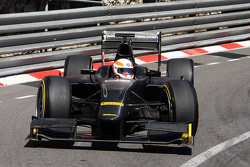 Martin Brundle absolviert eine Demonstrationsfahrt in einem GP2-Auto mit 18-Zoll-Reifen von Pirelli