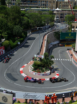 Pastor Maldonado, Lotus F1 E23, leidt Max Verstappen, Scuderia Toro Rosso STR10