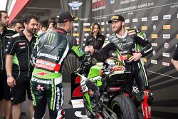 Tom Sykes felicita a Jonathan Rea, Kawasaki Racing Team