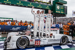 Parc Fermé: 1. #19 Porsche Team, Porsche 919 Hybrid: Nico Hülkenberg, Nick Tandy und Earl Bamber fei