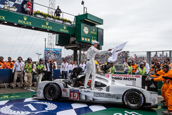 Parc fermé: los ganadores, #19 Porsche Team Porsche 919 Hybrid: Nico Hulkenberg, Nick Tandy, Earl Ba