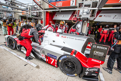 Pitstop voor #7 Audi Sport Team Joest Audi R18 e-tron quattro: Marcel Fässler, Andre Lotterer, Benoit Tréluyer