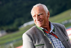 Dietrich Mateschitz, CEO y fundador de Red Bull en el desfile de leyendas.