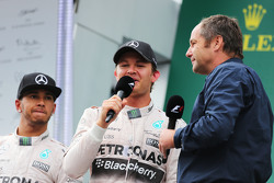 Lewis Hamilton, Mercedes AMG F1, mit Rennsieger Nico Rosberg, Mercedes AMG F1, und Gerhard Berger, a