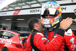 Il poleman Jordi Gene, SEAT Leon, Craft Bamboo Racing LUKOIL e il terzo classificato Pepe Oriola, SE