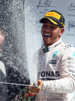 El ganador, Lewis Hamilton, Mercedes AMG F1 celebra en el podium