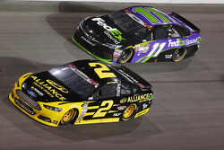 Brad Keselowski, Team Penske Ford y Denny Hamlin, Joe Gibbs Racing Toyota