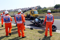Oficiales de seguridad atienden al accidentado Sahara Force India de Sergio Pérez.