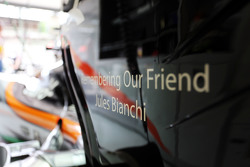 Der Sahara Force India F1 VJM08 trägt einen Gruß an Jules Bianchi