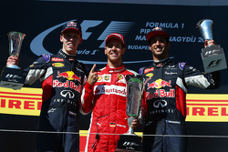 Podio: secondo posto Daniil Kvyat, Red Bull Racing, il vincitore Sebastian Vettel, Ferrari e terzo posto Daniel Ricciardo, Red Bull Racing