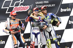 El ganador: Jorge Lorenzo, Yamaha Factory Racing, segundo lugar, Marc Márquez, Repsol Honda Team y t