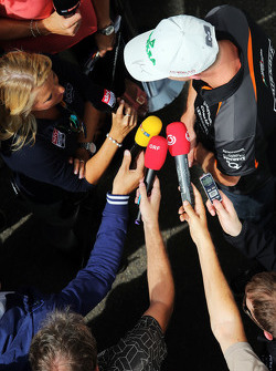 Nico Hulkenberg, Sahara Force India F1 con los medios