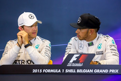 (De izquierda a derecha): Nico Rosberg, de Mercedes AMG F1 con su compañero de equipo Lewis Hamilton