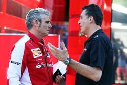 (da sinistra a destra): Maurizio Arrivabene, Ferrari Team Principal con Federico Gastaldi, Lotus F1