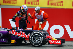 Daniel Ricciardo, Red Bull Racing RB11 se retira de la carrera